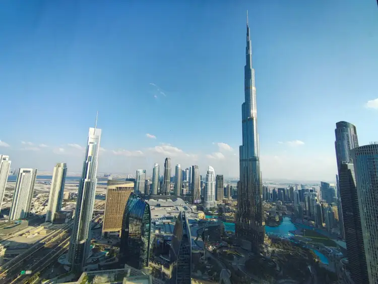 Widok z lotu ptaka na Dubaj, z dominującym Burdż Chalifa i innymi drapaczami chmur.