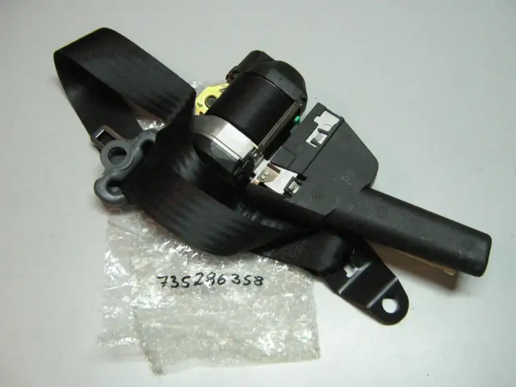 Czarny pas bezpieczeństwa z mechanizmem zwijającym i mocowaniem. Ten przedłużacz pasa bezpieczeństwa zapewnia dodatkowy komfort i bezpieczeństwo.