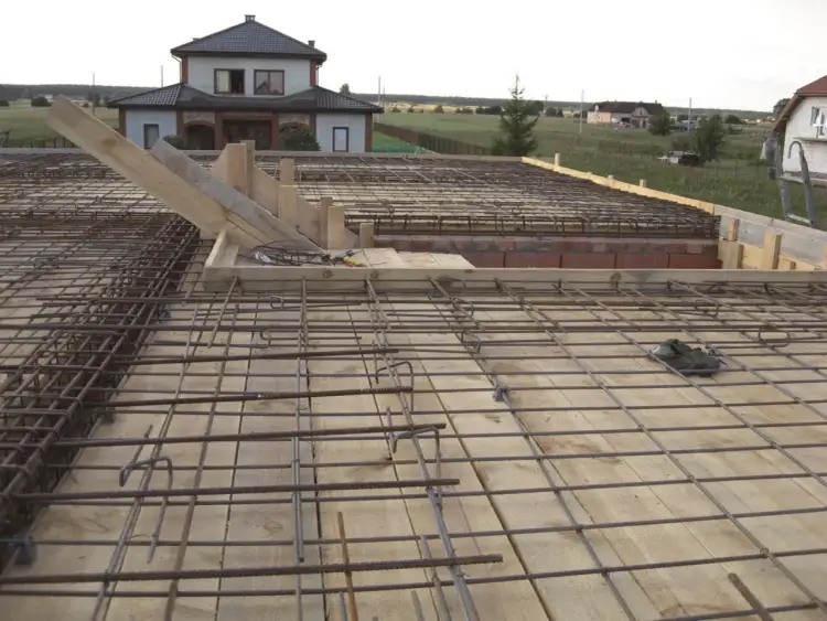 Strop jednokierunkowo zbrojony: Kluczowe informacje o konstrukcji i zastosowaniach