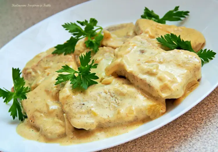 Jak zrobić soczystą pierś z indyka w sosie? Sekret tkwi w duszeniu!