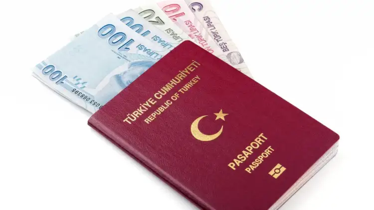 Czerwony paszport i banknoty liry tureckiej. Czy do Turcji potrzebny jest paszport? Tak, do podróży do Turcji potrzebny jest paszport.