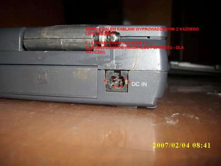DC IN: Jak bezpiecznie podłączyć zasilacz i nie zepsuć sprzętu?