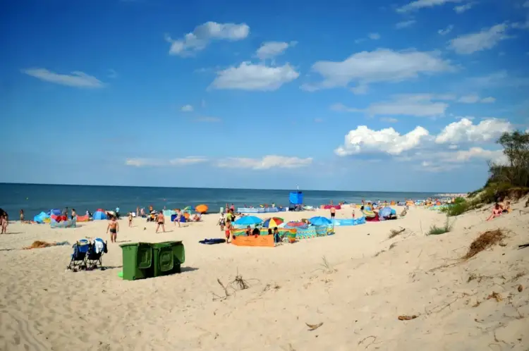 Słoneczna plaża pełna ludzi, kolorowych parawanów i dmuchanych baseników. Czy to właśnie tu jest najcieplejsze morze w Polsce?