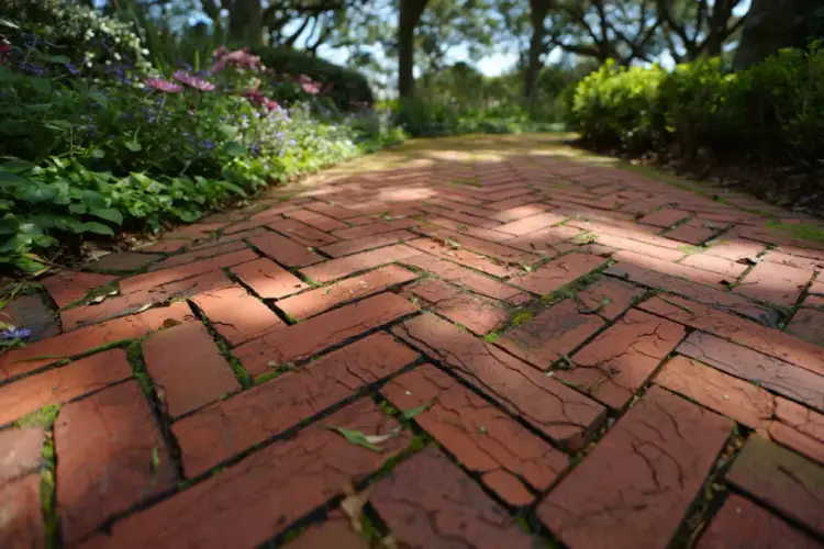 Cegła w ogrodzie: 10 kreatywnych pomysłów na piękne aranżacje