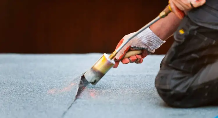 Dlaczego papa się marszczy? Poznaj przyczyny i sposoby naprawy.