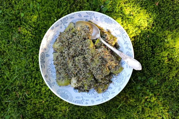 Pora gotowanego na parze, posypanego sezamem i innymi nasionami. Idealny sposób, jak sparzyć pora, by był delikatny i aromatyczny.