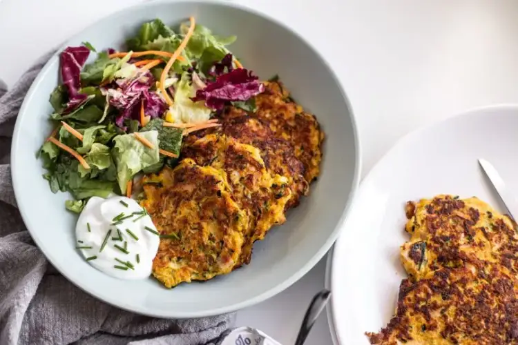 Z czym jeść placki z cukinii? Odkryj najlepsze dodatki i sosy