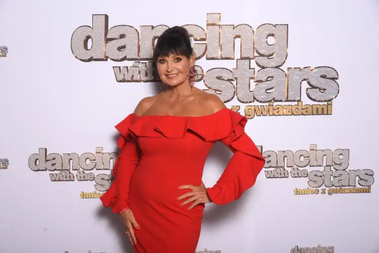 Iwona Pavlović w czerwonej sukni na ściance "Tańca z Gwiazdami". Ile lat ma Iwona Pawłowicz? Wiek tej energicznej jurorki to tajemnica, ale na pewno jest w świetnej formie!
