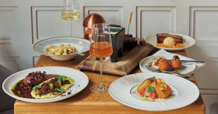 Elegancka kolacja z różnymi daniami, w tym fondue i deserami. Idealny pomysł na walentynki.