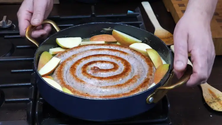 Pyszna kiełbasa zapiekana - tradycyjny przepis na świąteczne danie