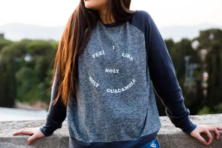 Jak usunąć nadruk z bluzki? Skuteczne metody, które zadziałają