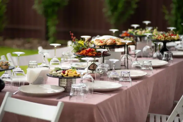 Jak rozłożyć stół cateringowy, aby uniknąć najczęstszych błędów?