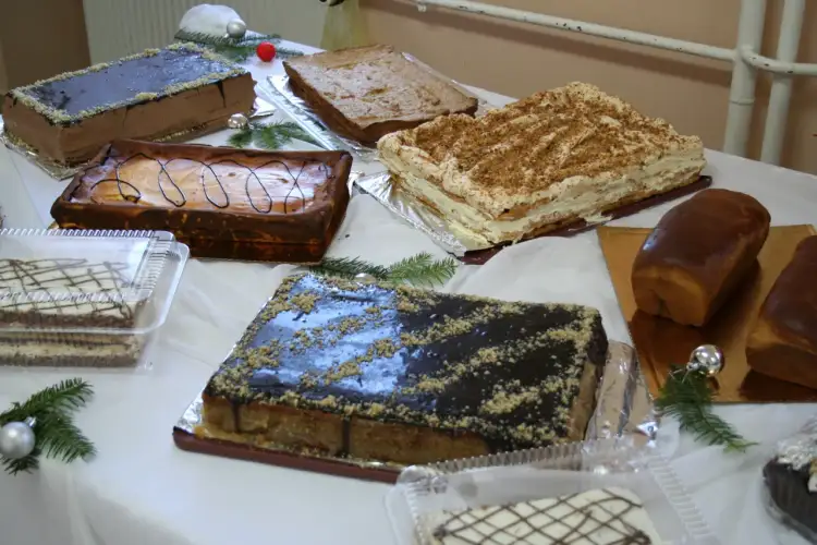 Najlepsze ciasta na kiermasz szkolny: 5 sprawdzonych przepisów