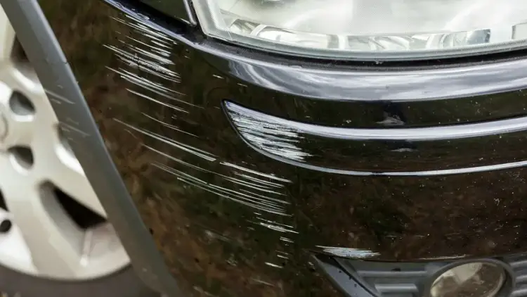 Jak usunąć rysy z karoserii samochodu i uniknąć kosztownych napraw