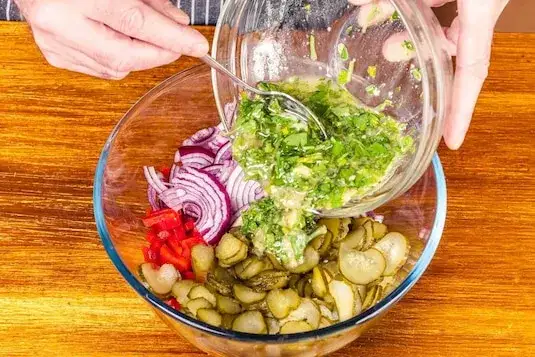 Jak zrobić sałatkę z ogórków kiszonych w kilka minut - łatwy przepis