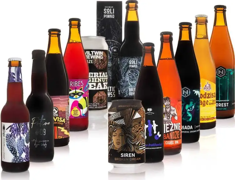 Kolekcja piw w butelkach i puszkach, idealna, by pokazać, jak zapakować piwo na prezent. Różnorodne etykiety i kolory.