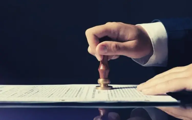 Ile kosztuje poświadczenie podpisu u notariusza? Sprawdź stawki i opłaty