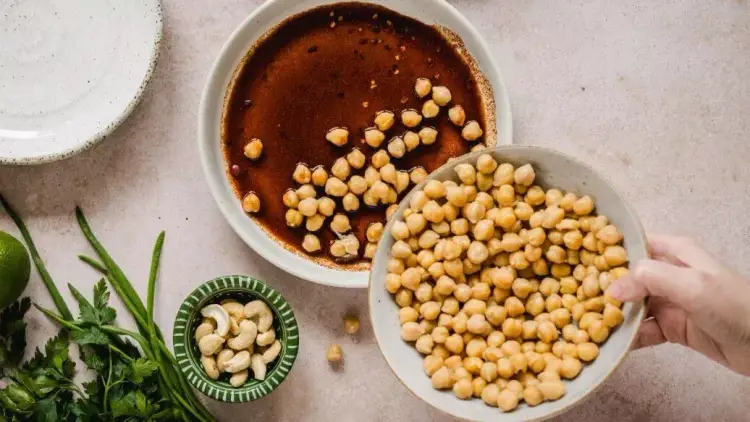 Co zrobić z ugotowanej ciecierzycy? 10 pysznych przepisów na dania