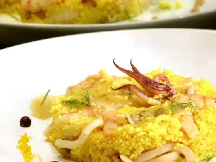 Pyszny kuskus z krewetkami i kalmarami. Idealny na obiad, zastanawiasz się ile gram powinien mieć obiad?