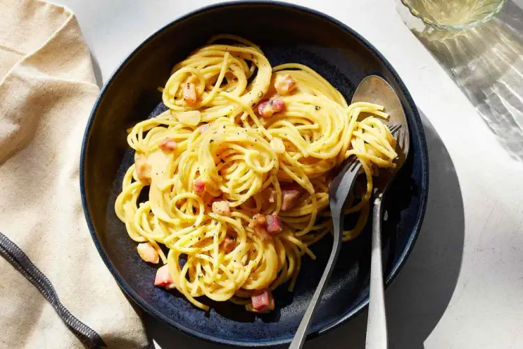 Kremowe spaghetti carbonara – przepis na idealne, aksamitne danie