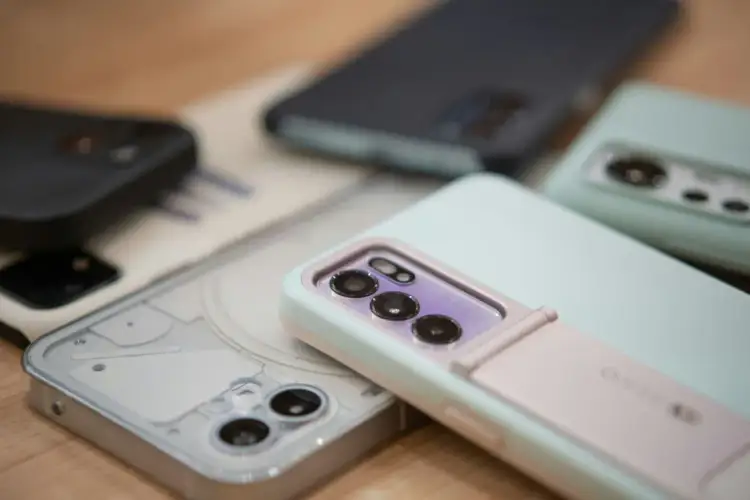 Smartfony z dobrym aparatem do 2000 zł w 2026 roku – zobacz ranking. Kilka modeli telefonów z aparatami w pastelowych obudowach.