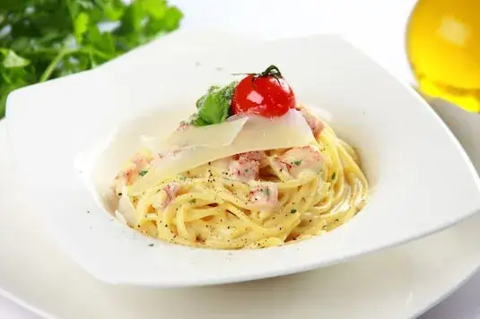 Spaghetti carbonara ze śmietaną 30% - łatwy przepis na kremowe danie