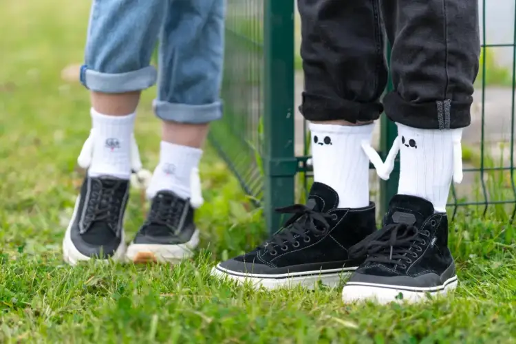 Jakie skarpetki do białych butów i czarnych spodni, aby wyglądać stylowo?