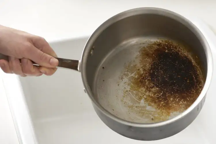 Przypalony garnek? Uratuj go! Domowe sposoby na każdy materiał