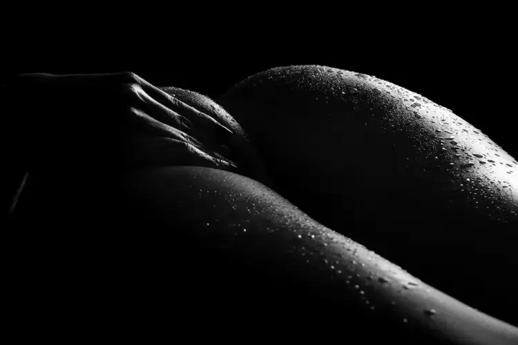 Delikatne muśnięcia dłoni na wilgotnej skórze, subtelne odkrywanie przyjemności, jak masować łechtaczkę.