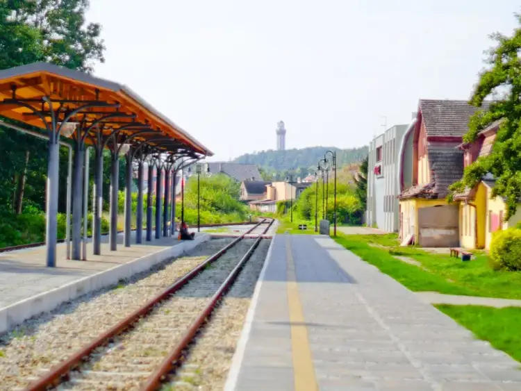 Jak dojechać do Niechorza pociągiem? Połączenia, transport lokalny i porady