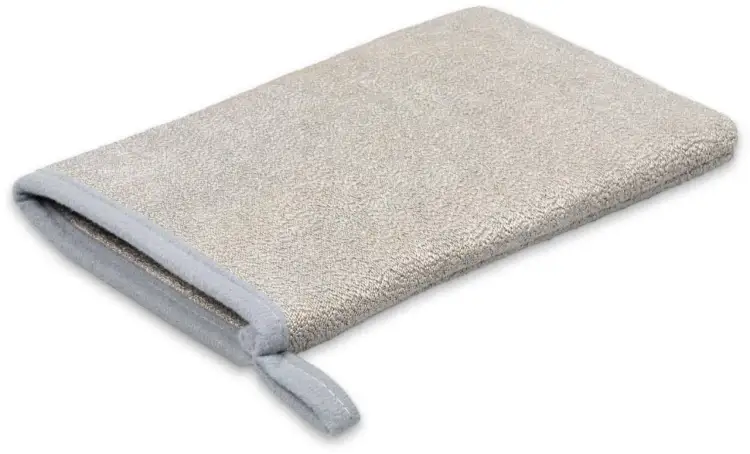 Szara rękawica z mikrofibry. Różna gramatura ściereczek z mikrofibry wyjaśnia, dlaczego profesjonalne firmy sprzątające osiągają tak doskonałe rezultaty.