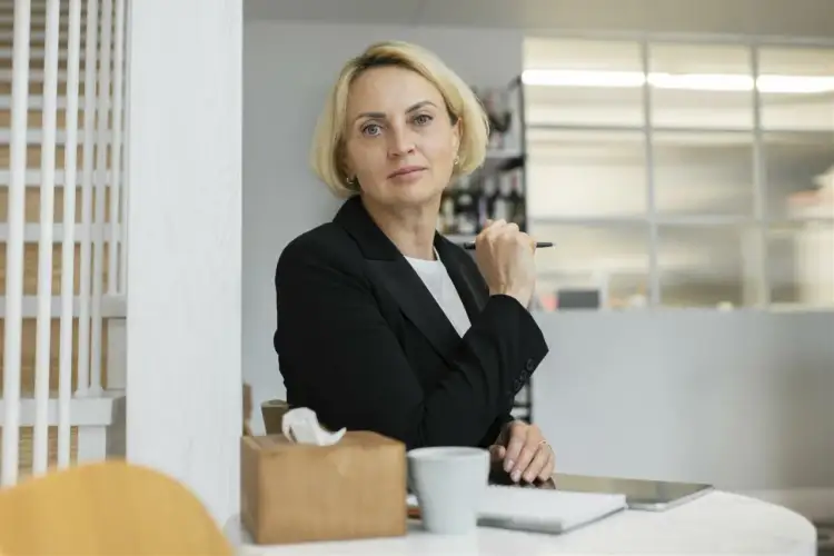 Pani dyrektor szkoły, z piórem w dłoni, wygląda na skupioną. Może właśnie przyznaje nagrodę dyrektora szkoły.