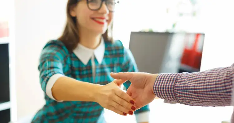 Jakie dzień dobry? Formy powitań i ich znaczenie w Polsce