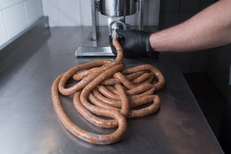 Jak wędzić kiełbasę: proste techniki, które musisz znać