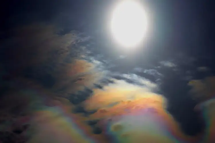 Co to jest zjawisko iryzacji? Definicja, przykłady i naukowe wyjaśnienie