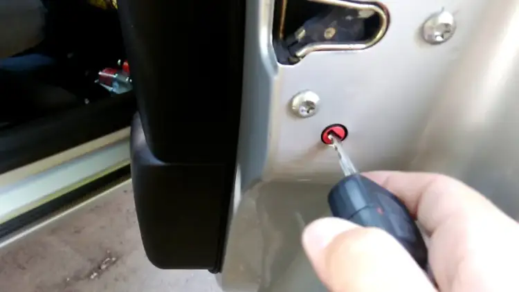 Jak awaryjnie otworzyć drzwi w samochodzie Hyundai i40 kluczykiem