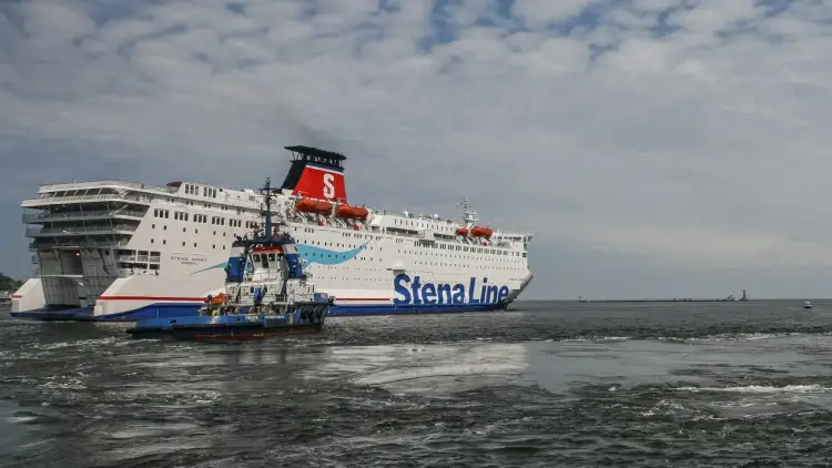 Holownik asystuje promowi Stena Line, który wypływa na morze. Trasa z Polski do Szwecji przez morze to ok. 300 km.