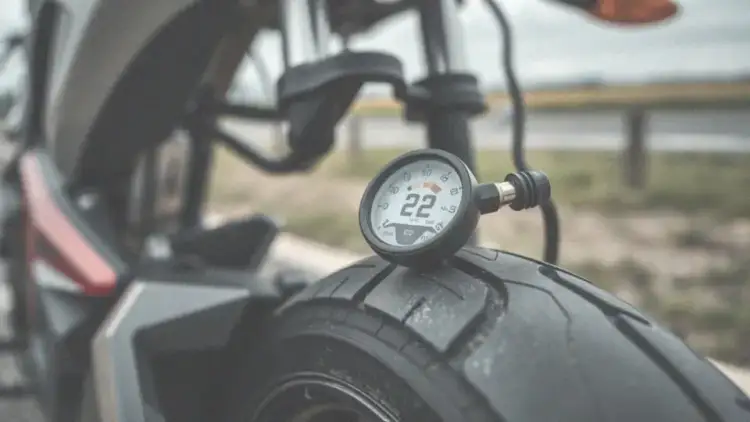 Ile ciśnienia w oponach motocyklowych? Uniknij niebezpieczeństw na drodze