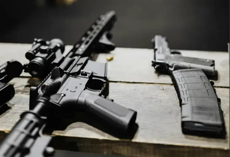 Dystrybutor broni – jakie normy i procedury mają kluczowe znaczenie?