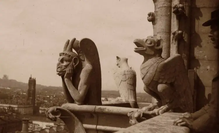 Kamienne stwory, w tym zamyślony gargulec Notre Dame, czuwają nad Paryżem.