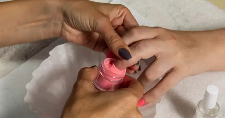 Różowy puder do paznokci, alternatywa dla hybrydy, nakładany na paznokieć.