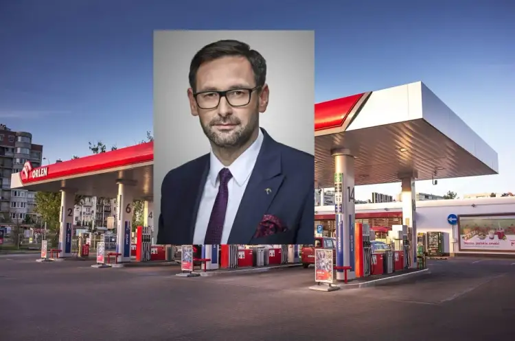 Mężczyzna w garniturze na tle stacji Orlen. Czyżby zapowiadał mycie premium Orlen?