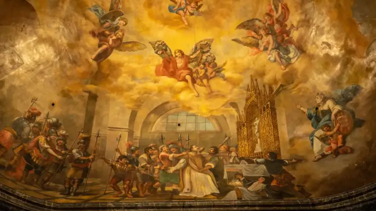 Barokowy fresk przedstawiający scenę męczeństwa, anioły i architekturę.
