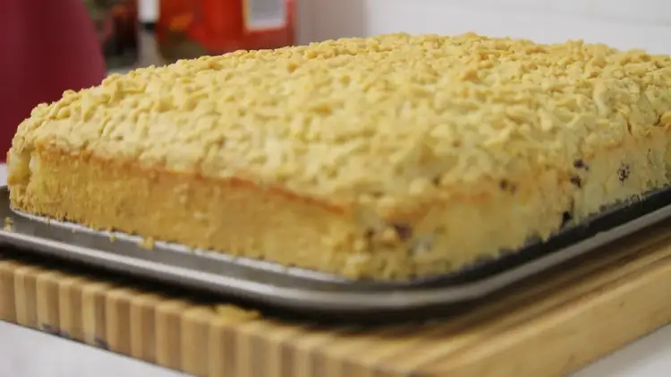 Puszysty placek z kruszonką, pyszny przykład, co można zrobić z drożdży. Idealny na deser.