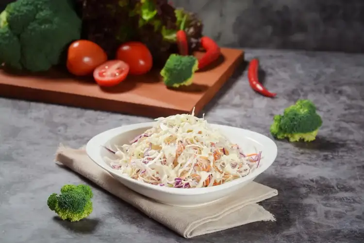 Sałatka coleslaw z kapusty, marchewki i cebuli. Czy konie mogą jeść kapustę? Tak, ale w umiarkowanych ilościach.