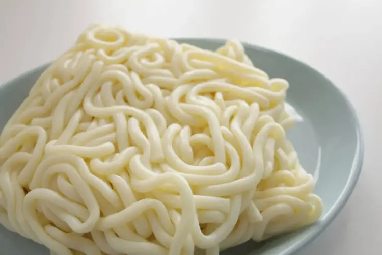 Makaron udon co to? Poznaj jego właściwości i zastosowania w kuchni