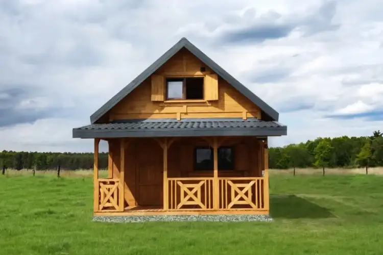 Drewniany domek na działce rekreacyjnej. Zastanawiasz się, ile kosztuje prąd na działce rekreacyjnej?