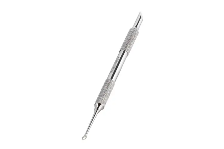 Metalowe kopytko do skórek z precyzyjną końcówką i antypoślizgowym uchwytem. Idealne do profesjonalnego manicure.