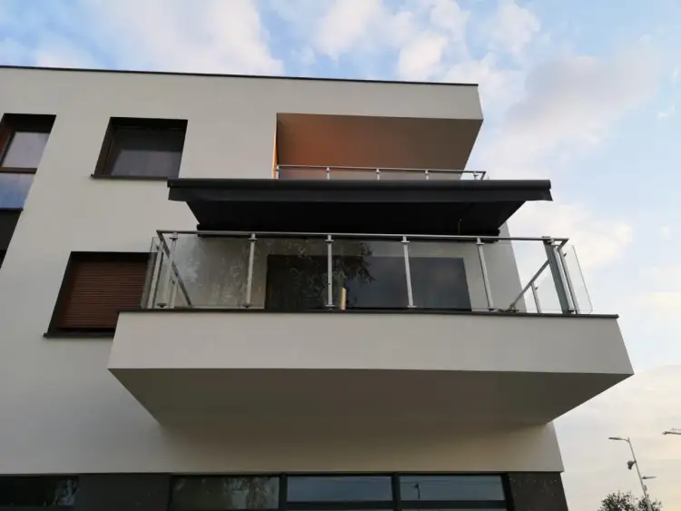 Skuteczne sposoby na zacienienie balkonu w bloku dla prywatności i komfortu