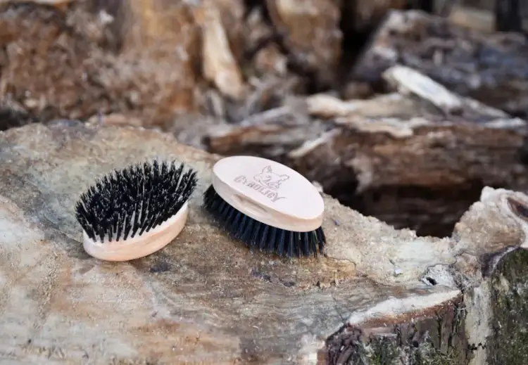 Jak czyścić szczotkę do brody, aby uniknąć zniszczeń i bakterii